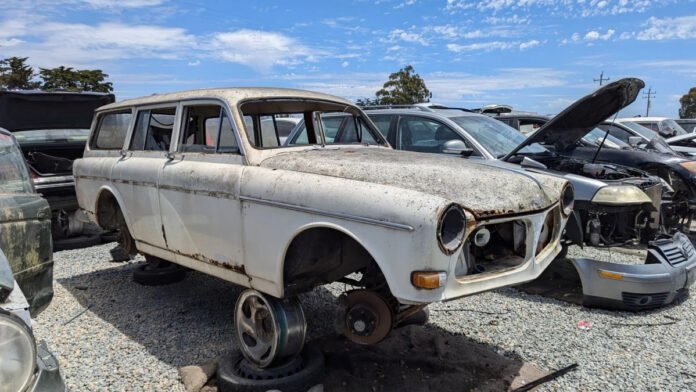 99-1965-Volvo-Amazon-Wagon-in-California-junkyard-photo-by-Murilee-Martin.jpg