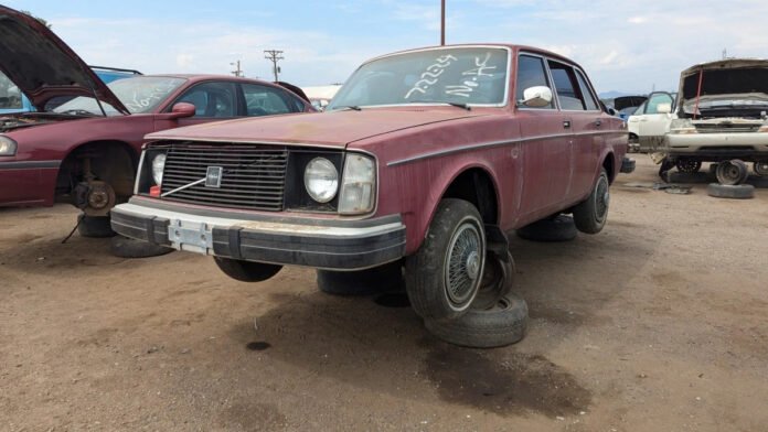99-1976-Volvo-244-in-Colorado-junkyard-photo-by-Murilee-Martin.jpg