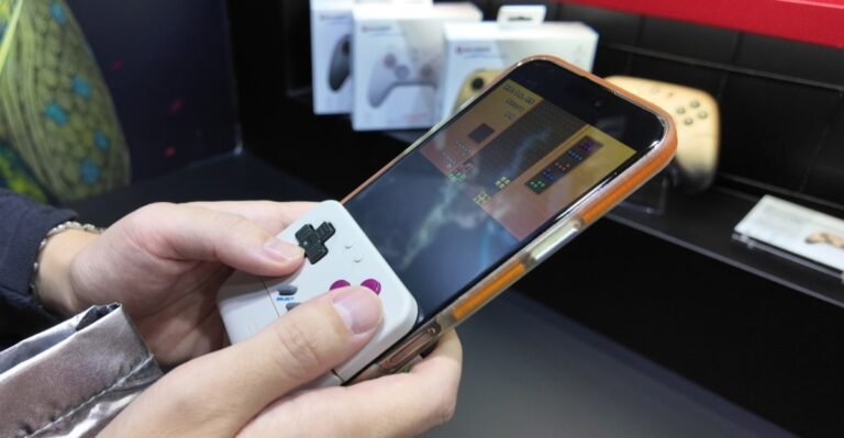 GameSir’s clip-on controller turns smartphones into Game Boys